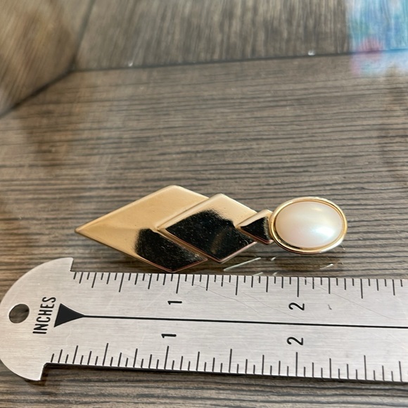 Art Deco Style Pin with Faux Oval Pearl Cabochon - Picture 10 of 14